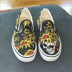 NWOT Vans Black Slip-On Sneakers with Skull Floral Print (Beauty Skull)